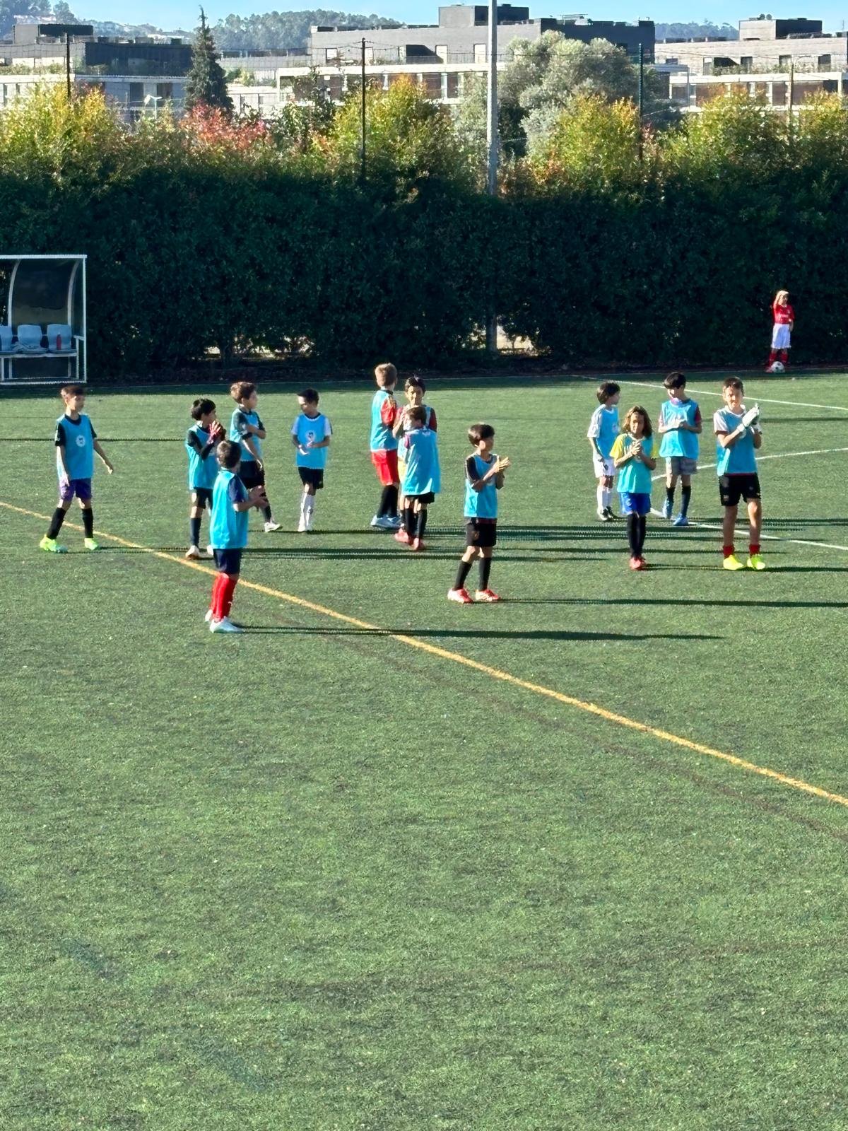 Crianças da Escola de Futebol a aplaudir no final de um jogo