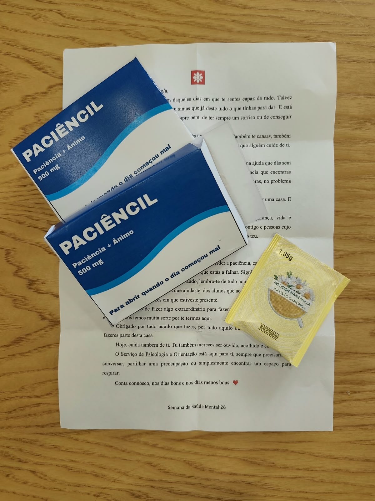 Carta e caixas «Paciêncil», com a indicação «Para abrir quando o dia começou mal», e um saquinho de chá de camomila